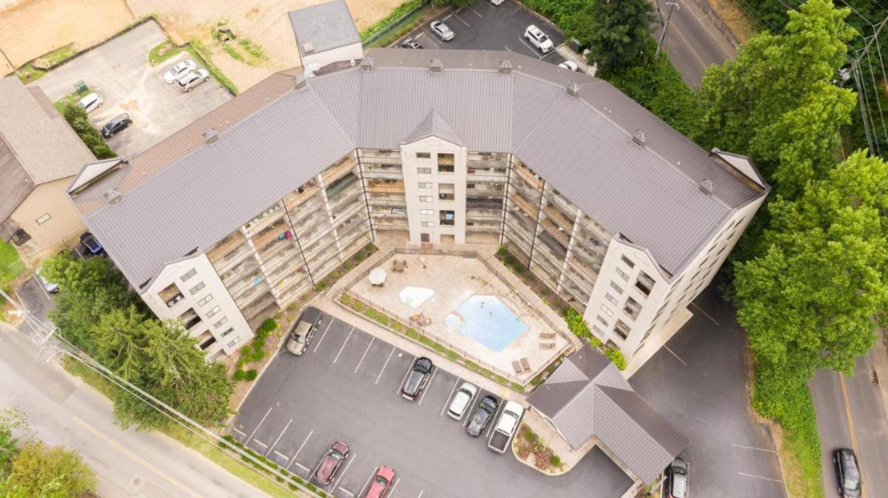 Family Bear Condos, Full King Suite, Kitchen, Pool Access Unit 103 Gatlinburg Bagian luar foto