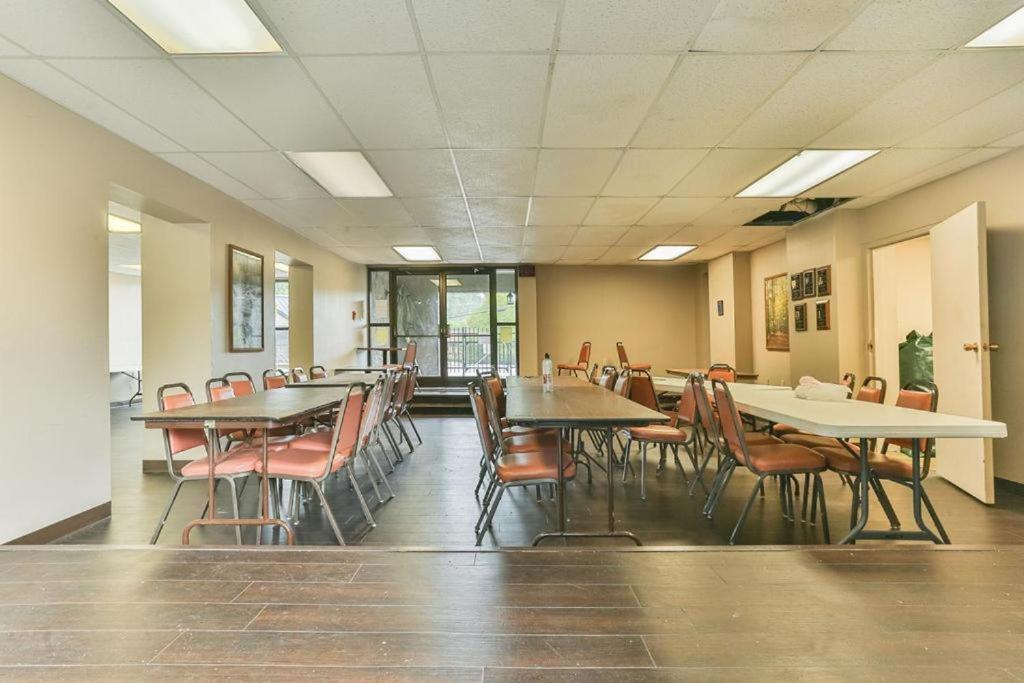 Family Bear Condos, Full King Suite, Kitchen, Pool Access Unit 103 Gatlinburg Bagian luar foto