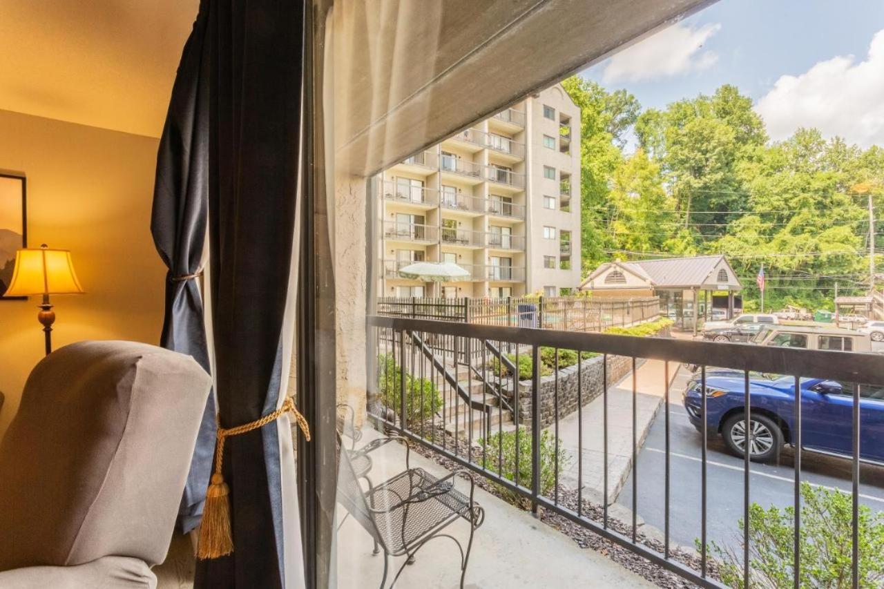 Family Bear Condos, Full King Suite, Kitchen, Pool Access Unit 103 Gatlinburg Bagian luar foto