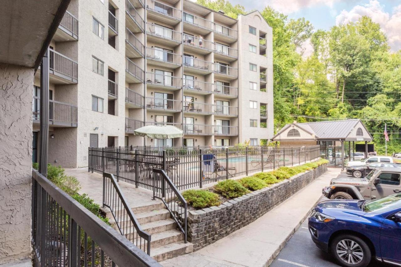 Family Bear Condos, Full King Suite, Kitchen, Pool Access Unit 103 Gatlinburg Bagian luar foto
