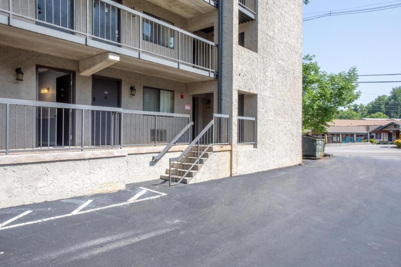 Family Bear Condos, Full King Suite, Kitchen, Pool Access Unit 103 Gatlinburg Bagian luar foto