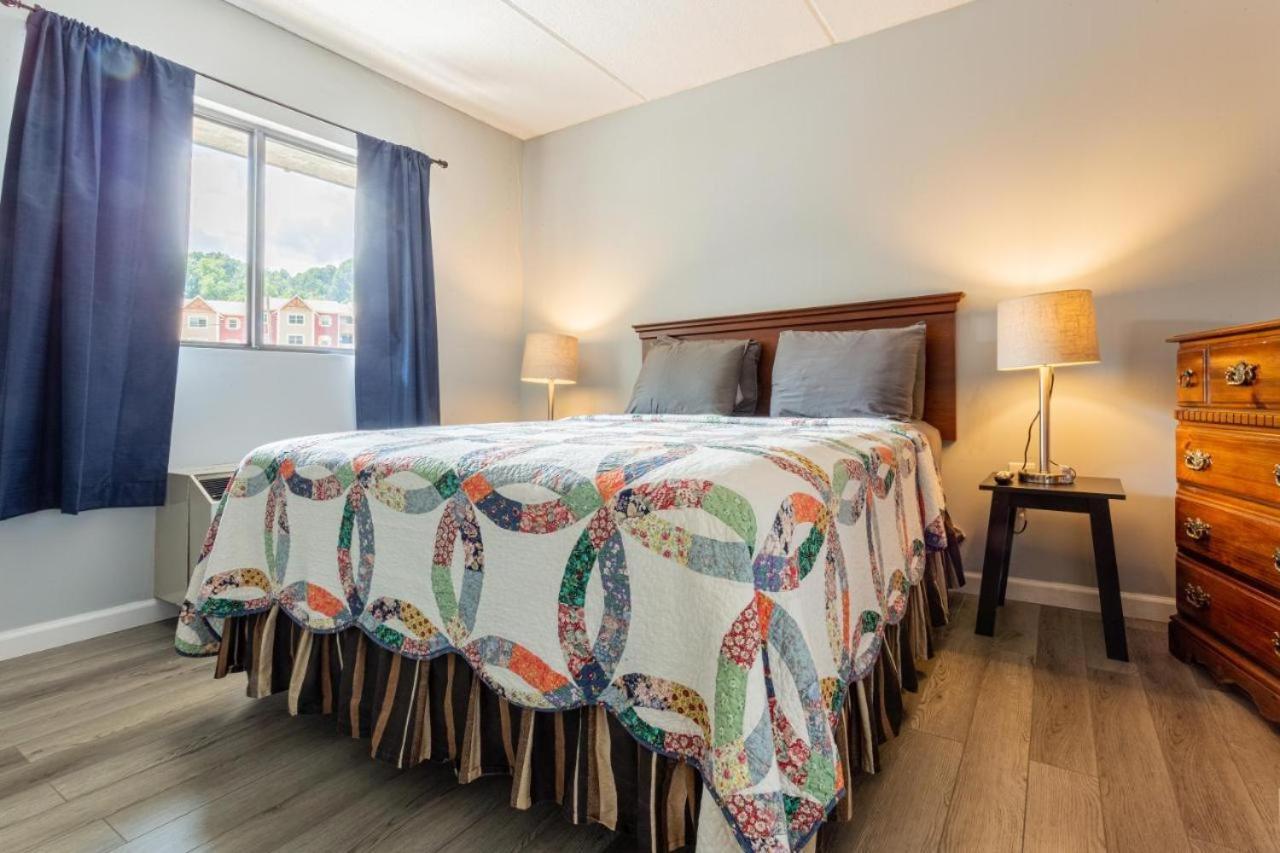 Family Bear Condos, Full King Suite, Kitchen, Pool Access Unit 103 Gatlinburg Bagian luar foto